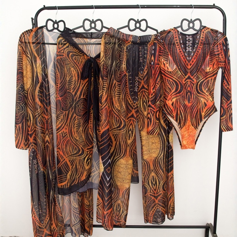 Sieviešu trīsdaļīgs peldkostīms ar drukas motīvu un konservatīvu stilu; poliestera audums; oderējums poliesters ar 18% spandeksu; bez stieples; piemērots peldēšanai