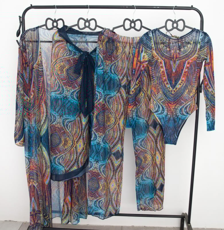 Sieviešu trīsdaļīgs peldkostīms ar drukas motīvu un konservatīvu stilu; poliestera audums; oderējums poliesters ar 18% spandeksu; bez stieples; piemērots peldēšanai