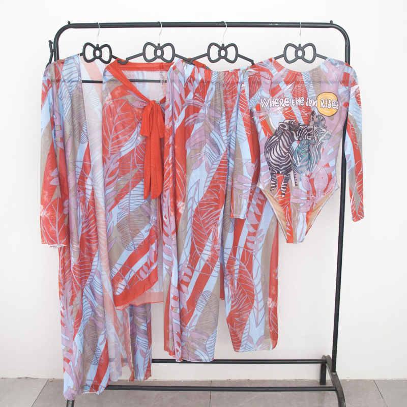 Sieviešu trīsdaļīgs peldkostīms ar drukas motīvu un konservatīvu stilu; poliestera audums; oderējums poliesters ar 18% spandeksu; bez stieples; piemērots peldēšanai