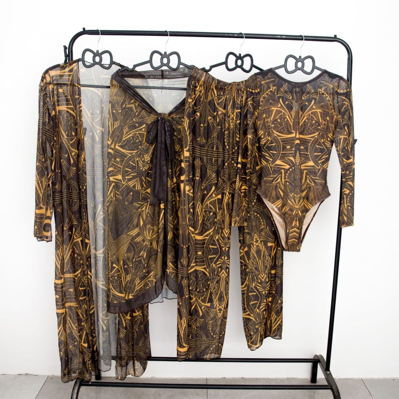 Sieviešu trīsdaļīgs peldkostīms ar drukas motīvu un konservatīvu stilu; poliestera audums; oderējums poliesters ar 18% spandeksu; bez stieples; piemērots peldēšanai