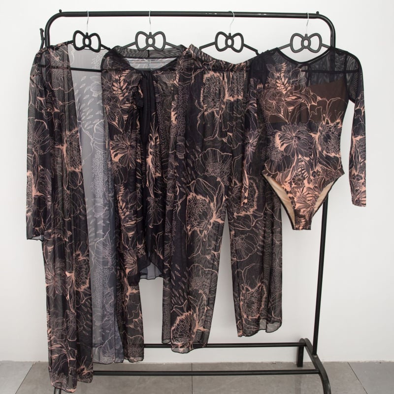 Sieviešu trīsdaļīgs peldkostīms ar drukas motīvu un konservatīvu stilu; poliestera audums; oderējums poliesters ar 18% spandeksu; bez stieples; piemērots peldēšanai