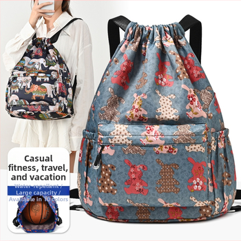 Sporta mugursoma ar šņorvāruma aizvērumu un lielu ietilpību ārējiem sporta veidiem; Oxford audums, gaisa spilvena plecu siksnas, poliesteru oderde.