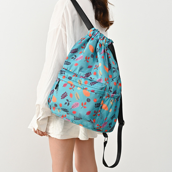 Sporta mugursoma ar šņorvāruma aizvērumu un lielu ietilpību ārējiem sporta veidiem; Oxford audums, gaisa spilvena plecu siksnas, poliesteru oderde.