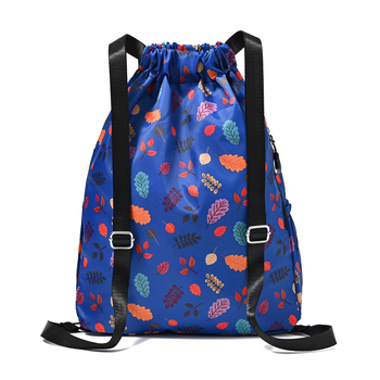 Sporta mugursoma ar šņorvāruma aizvērumu un lielu ietilpību ārējiem sporta veidiem; Oxford audums, gaisa spilvena plecu siksnas, poliesteru oderde.