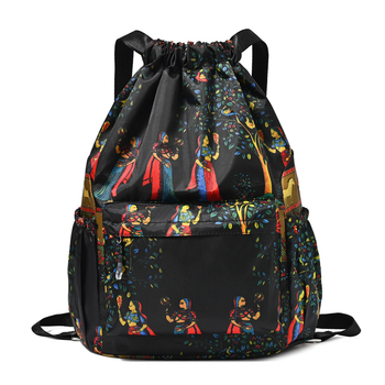 Sporta mugursoma ar šņorvāruma aizvērumu un lielu ietilpību ārējiem sporta veidiem; Oxford audums, gaisa spilvena plecu siksnas, poliesteru oderde.