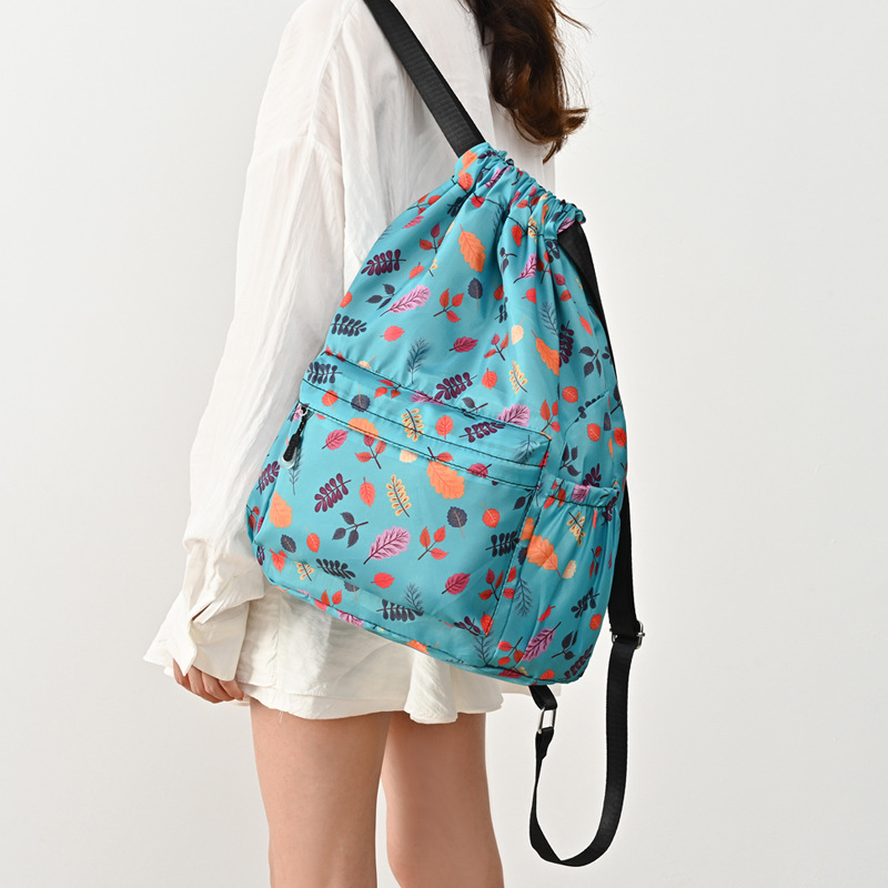 Sporta mugursoma ar šņorvāruma aizvērumu un lielu ietilpību ārējiem sporta veidiem; Oxford audums, gaisa spilvena plecu siksnas, poliesteru oderde.