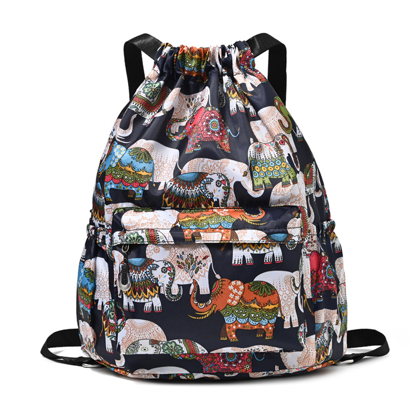 Sporta mugursoma ar šņorvāruma aizvērumu un lielu ietilpību ārējiem sporta veidiem; Oxford audums, gaisa spilvena plecu siksnas, poliesteru oderde.