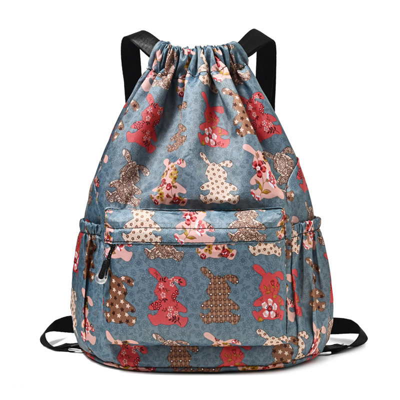 Sporta mugursoma ar šņorvāruma aizvērumu un lielu ietilpību ārējiem sporta veidiem; Oxford audums, gaisa spilvena plecu siksnas, poliesteru oderde.