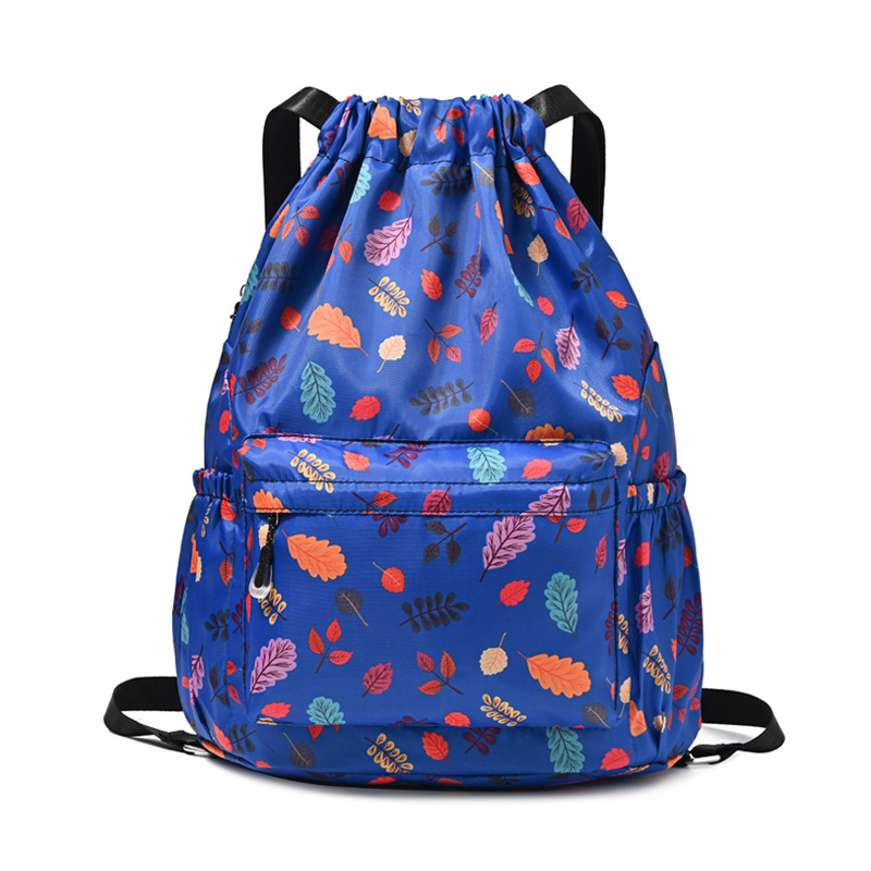 Sporta mugursoma ar šņorvāruma aizvērumu un lielu ietilpību ārējiem sporta veidiem; Oxford audums, gaisa spilvena plecu siksnas, poliesteru oderde.