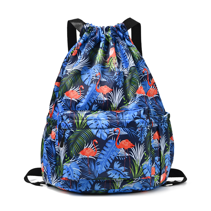 Sporta mugursoma ar šņorvāruma aizvērumu un lielu ietilpību ārējiem sporta veidiem; Oxford audums, gaisa spilvena plecu siksnas, poliesteru oderde.