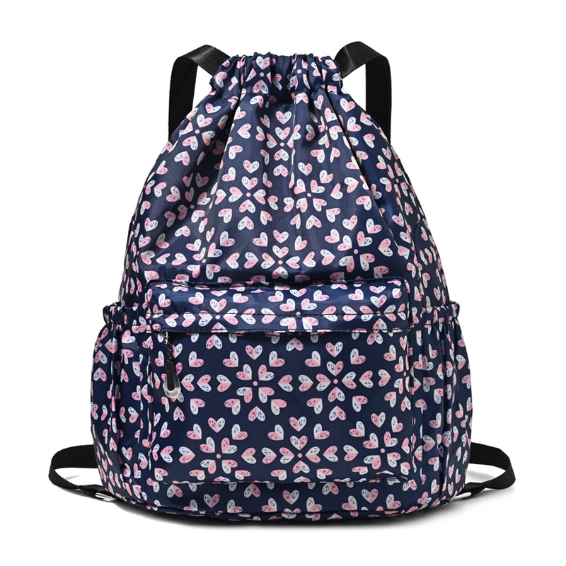 Sporta mugursoma ar šņorvāruma aizvērumu un lielu ietilpību ārējiem sporta veidiem; Oxford audums, gaisa spilvena plecu siksnas, poliesteru oderde.