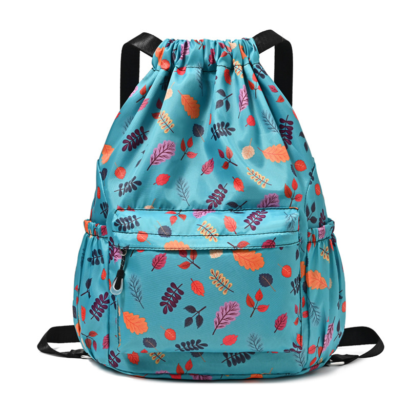 Sporta mugursoma ar šņorvāruma aizvērumu un lielu ietilpību ārējiem sporta veidiem; Oxford audums, gaisa spilvena plecu siksnas, poliesteru oderde.