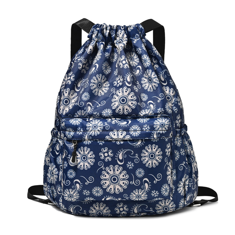 Sporta mugursoma ar šņorvāruma aizvērumu un lielu ietilpību ārējiem sporta veidiem; Oxford audums, gaisa spilvena plecu siksnas, poliesteru oderde.