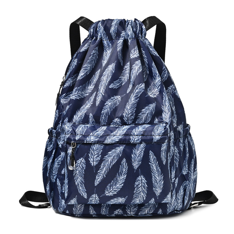 Sporta mugursoma ar šņorvāruma aizvērumu un lielu ietilpību ārējiem sporta veidiem; Oxford audums, gaisa spilvena plecu siksnas, poliesteru oderde.