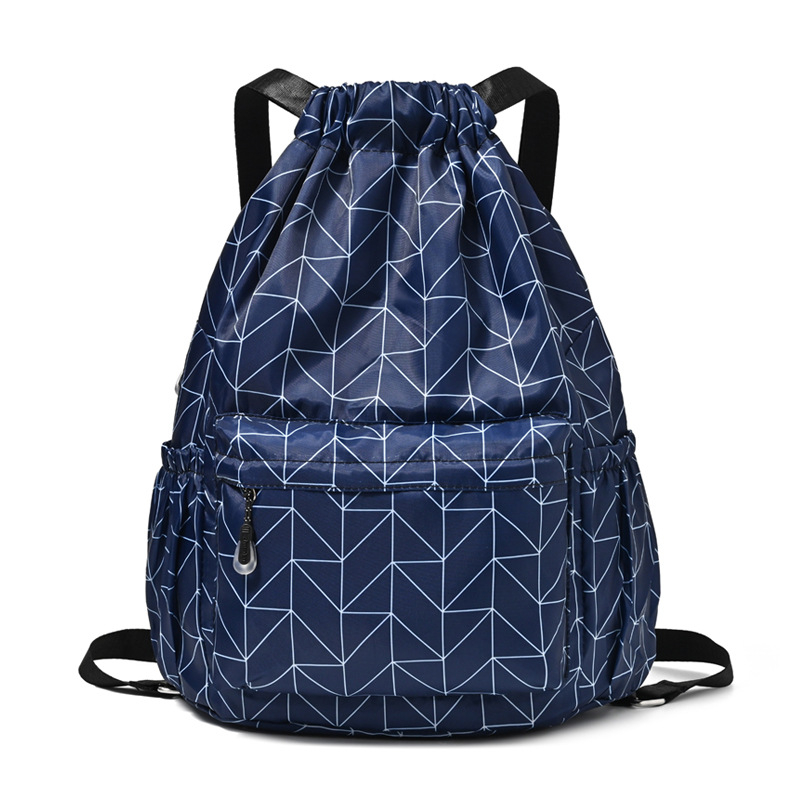 Sporta mugursoma ar šņorvāruma aizvērumu un lielu ietilpību ārējiem sporta veidiem; Oxford audums, gaisa spilvena plecu siksnas, poliesteru oderde.