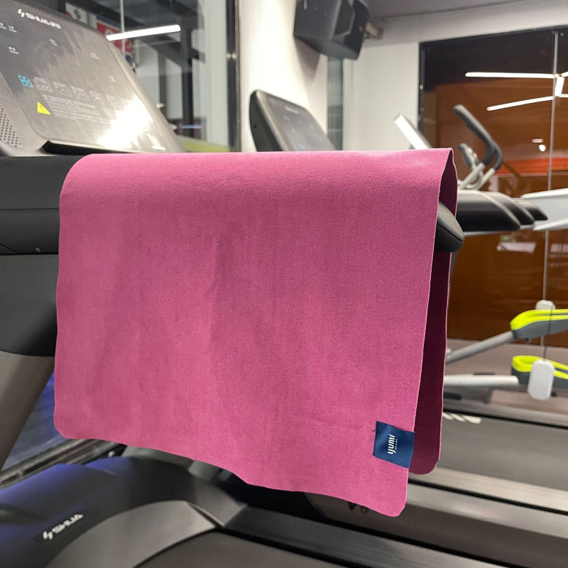 Prosop de yoga, dublu fațetat, cu textură periată pe ambele fețe, absorbant de transpirație, antiaderent, uscare rapidă (Material: microfibră; Categoria: prosop de yoga cu două fețe; Absorbant; Antiderapant; Uscare rapidă)