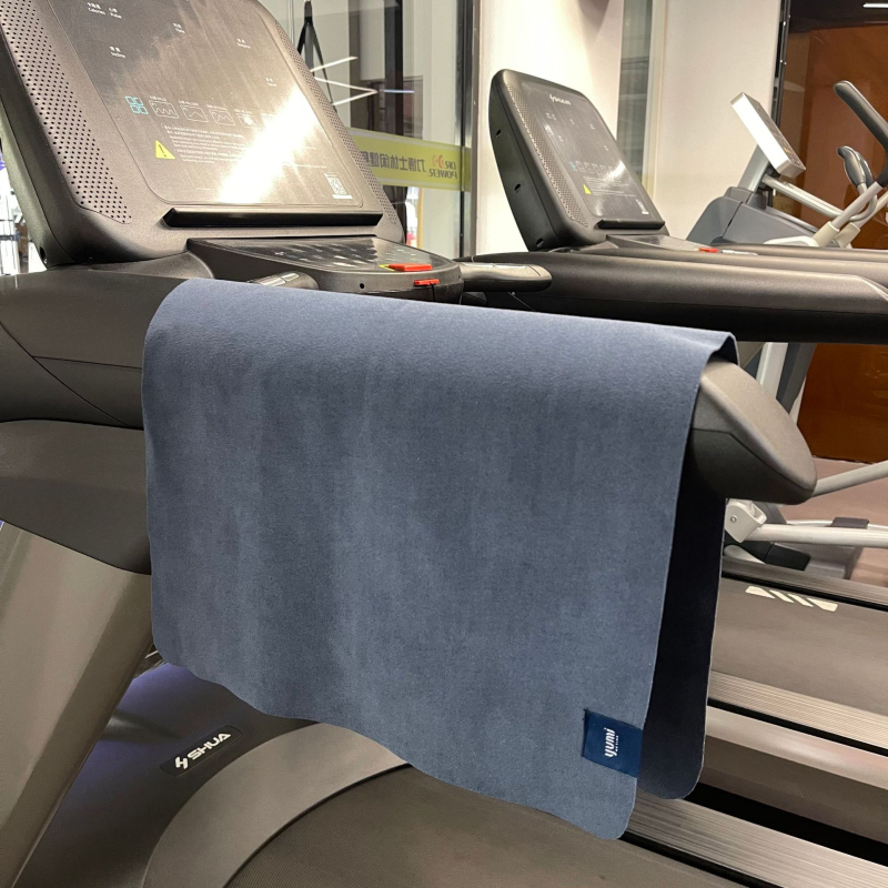 Jogas divpusējais dvieļis ar abpusēju birstēšanu, sviedru uzsūkšana, neslīd, ātri žūst (Sastāvs: mikrošķiedra; Kategorija: divpusēji berzēts jogas dvielis)