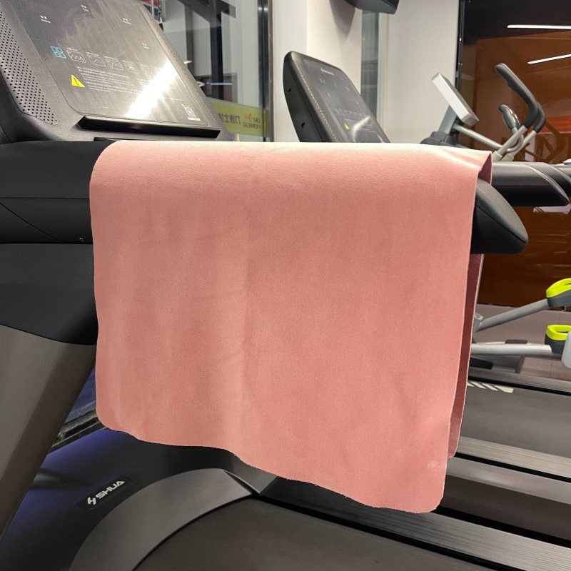 Jogas divpusējais dvieļis ar abpusēju birstēšanu, sviedru uzsūkšana, neslīd, ātri žūst (Sastāvs: mikrošķiedra; Kategorija: divpusēji berzēts jogas dvielis)