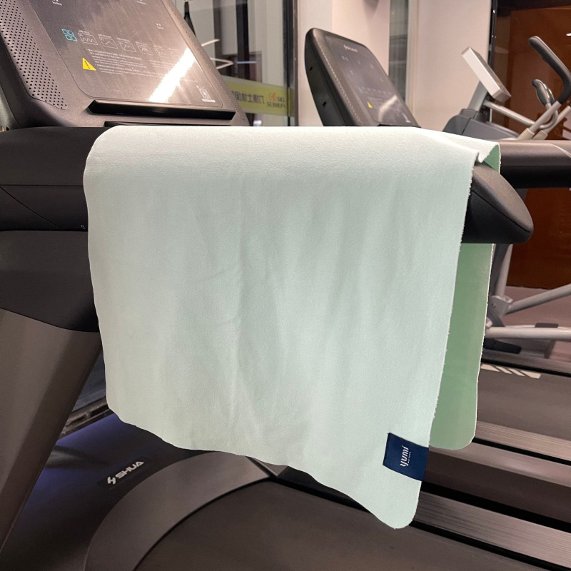 Jogas divpusējais dvieļis ar abpusēju birstēšanu, sviedru uzsūkšana, neslīd, ātri žūst (Sastāvs: mikrošķiedra; Kategorija: divpusēji berzēts jogas dvielis)