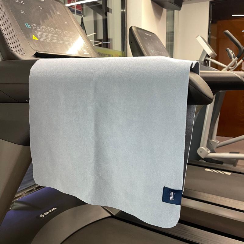 Jogas divpusējais dvieļis ar abpusēju birstēšanu, sviedru uzsūkšana, neslīd, ātri žūst (Sastāvs: mikrošķiedra; Kategorija: divpusēji berzēts jogas dvielis)