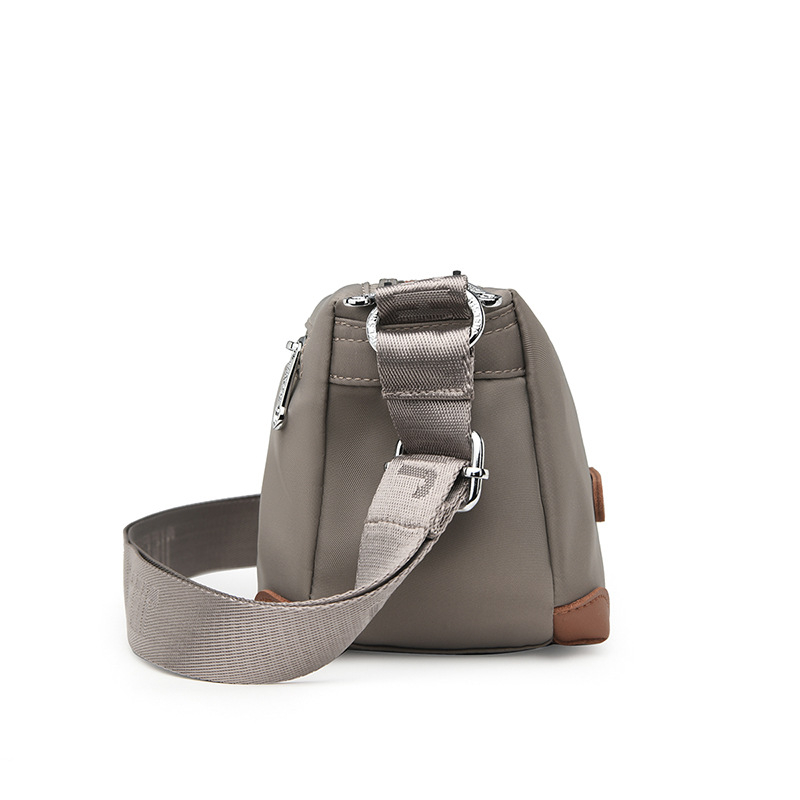 Nailona plecu soma, vertikāla kvadrāta forma, rāvējslēdzēja aizdare, iekšējās kabatas (ar rāvējslēdzēja kabatu, telefona kabatu, ID kabatu)