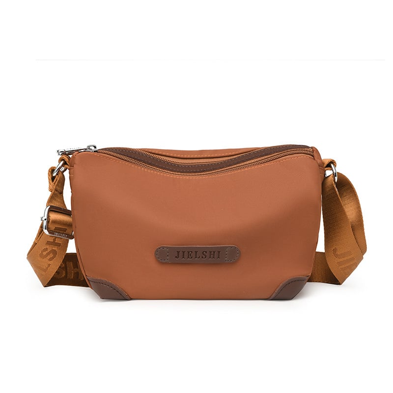 Nailona plecu soma, vertikāla kvadrāta forma, rāvējslēdzēja aizdare, iekšējās kabatas (ar rāvējslēdzēja kabatu, telefona kabatu, ID kabatu)