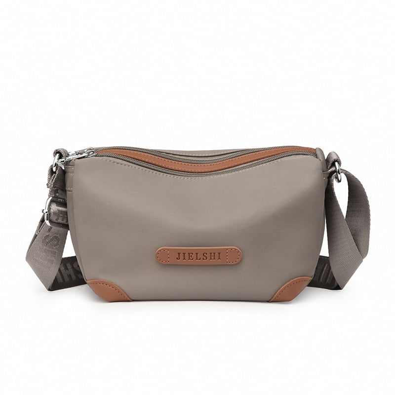 Nailona plecu soma, vertikāla kvadrāta forma, rāvējslēdzēja aizdare, iekšējās kabatas (ar rāvējslēdzēja kabatu, telefona kabatu, ID kabatu)