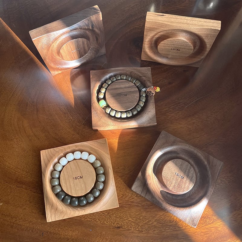 Masīvkoka rokassprādžu ekspozīcijas statīvs, rudens 2023, mūsdienīgs dizains