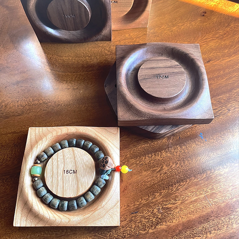 Masīvkoka rokassprādžu ekspozīcijas statīvs, rudens 2023, mūsdienīgs dizains