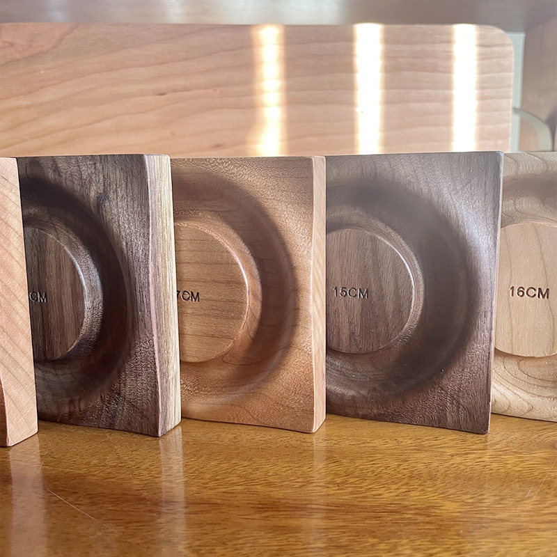 Masīvkoka rokassprādžu ekspozīcijas statīvs, rudens 2023, mūsdienīgs dizains