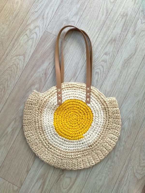 Ümmargune õlekõrrest kootud õla kott – linnalik lihtne stiil, tõmblukk kinnitusega, laminoid sisemus, üks õlarihm, kevad 2025