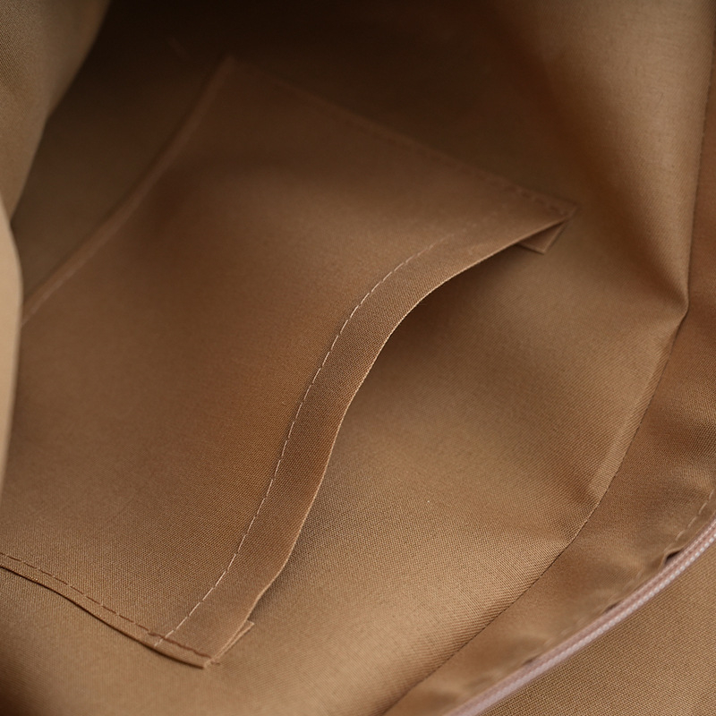 Ümmargune õlekõrrest kootud õla kott – linnalik lihtne stiil, tõmblukk kinnitusega, laminoid sisemus, üks õlarihm, kevad 2025