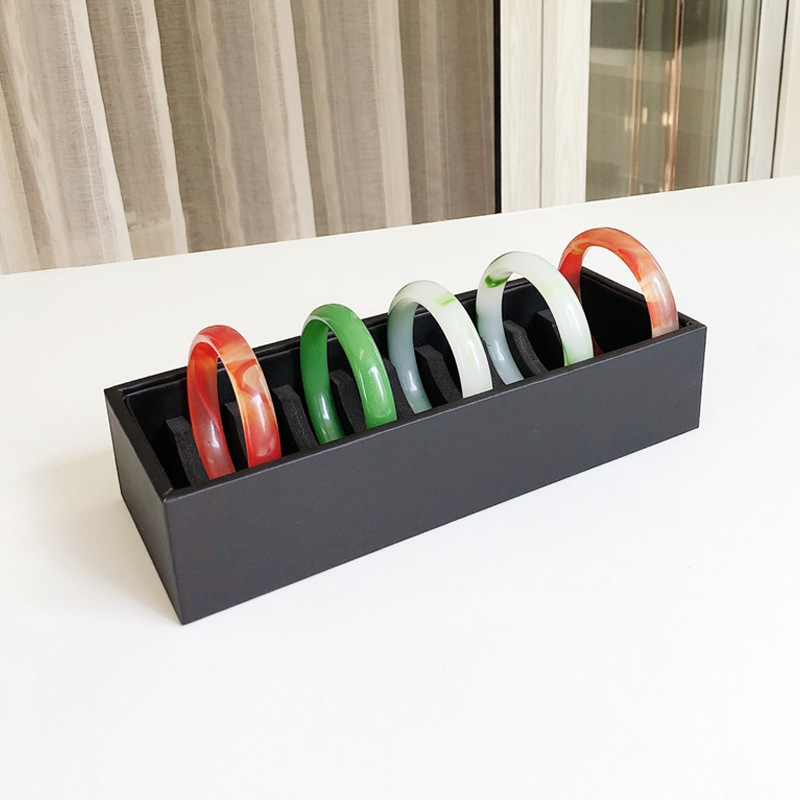 Rotaslietu plaukts rokassprādžu uzglabāšanai ar lielu ietilpību un displeja paliktnis, bez logotipa