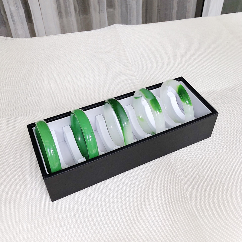 Rotaslietu plaukts rokassprādžu uzglabāšanai ar lielu ietilpību un displeja paliktnis, bez logotipa