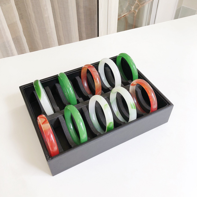 Rotaslietu plaukts rokassprādžu uzglabāšanai ar lielu ietilpību un displeja paliktnis, bez logotipa