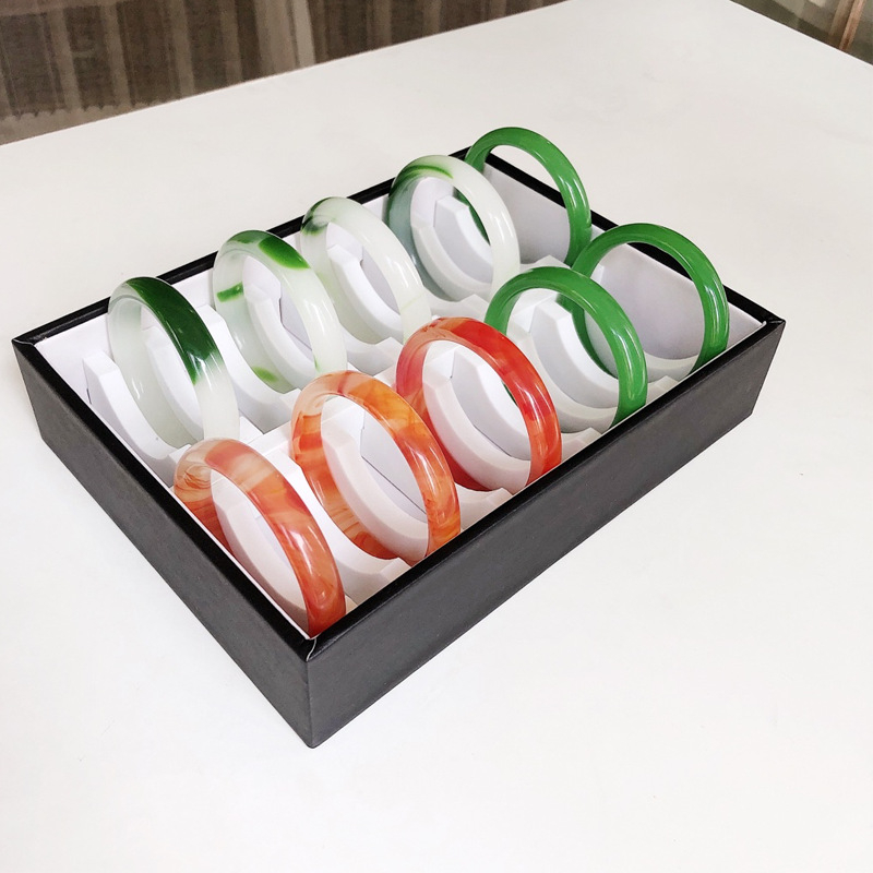 Rotaslietu plaukts rokassprādžu uzglabāšanai ar lielu ietilpību un displeja paliktnis, bez logotipa