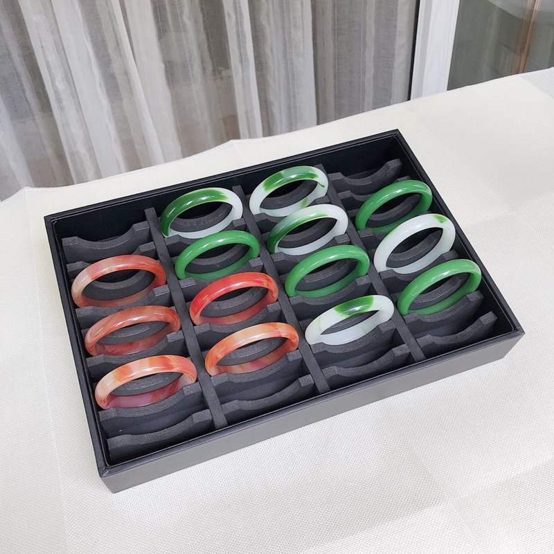 Rotaslietu plaukts rokassprādžu uzglabāšanai ar lielu ietilpību un displeja paliktnis, bez logotipa