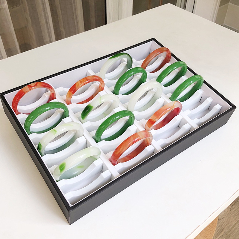 Rotaslietu plaukts rokassprādžu uzglabāšanai ar lielu ietilpību un displeja paliktnis, bez logotipa