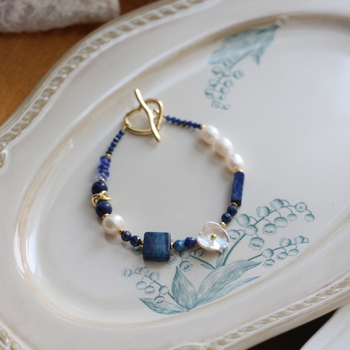 Ručno izrađena kolekcija nakita: Ogrlica od lapis lazuli s prirodnim kamenim biserima, akcenti od slatkovodnih bisera, O-lanac, duljina 41-50 cm, originalni dizajn
