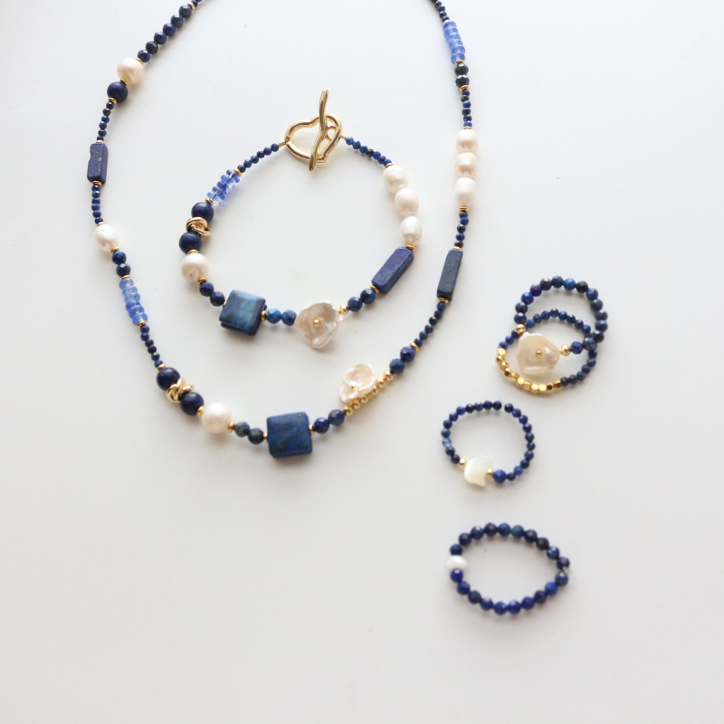 Ručno izrađena kolekcija nakita: Ogrlica od lapis lazuli s prirodnim kamenim biserima, akcenti od slatkovodnih bisera, O-lanac, duljina 41-50 cm, originalni dizajn