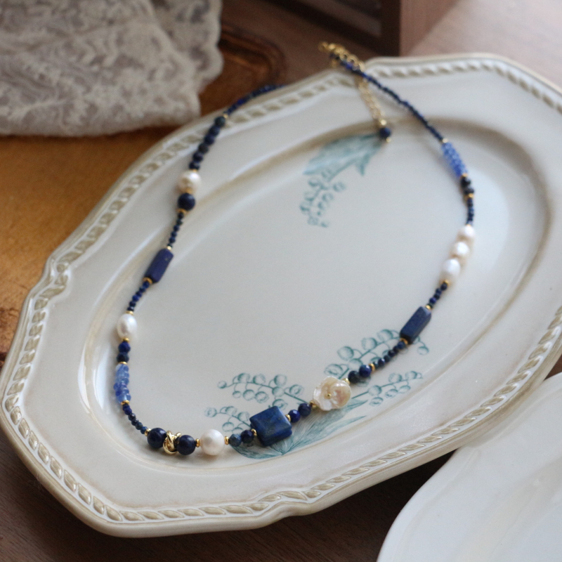 Ručno izrađena kolekcija nakita: Ogrlica od lapis lazuli s prirodnim kamenim biserima, akcenti od slatkovodnih bisera, O-lanac, duljina 41-50 cm, originalni dizajn