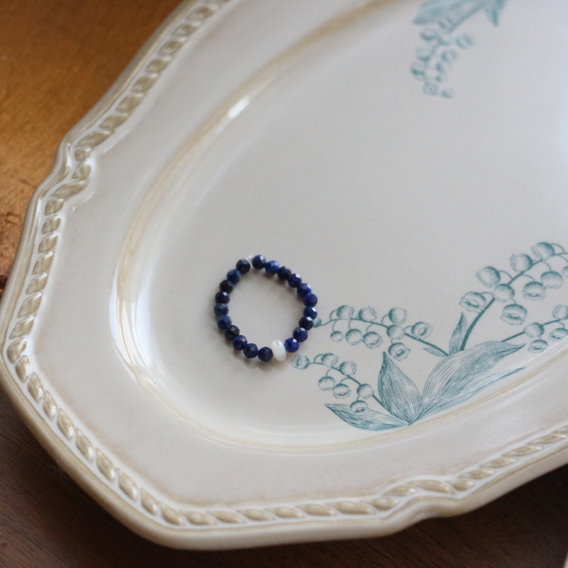 Ručno izrađena kolekcija nakita: Ogrlica od lapis lazuli s prirodnim kamenim biserima, akcenti od slatkovodnih bisera, O-lanac, duljina 41-50 cm, originalni dizajn