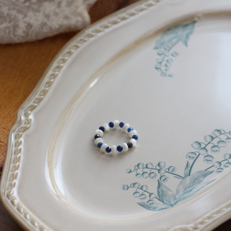 Ručno izrađena kolekcija nakita: Ogrlica od lapis lazuli s prirodnim kamenim biserima, akcenti od slatkovodnih bisera, O-lanac, duljina 41-50 cm, originalni dizajn