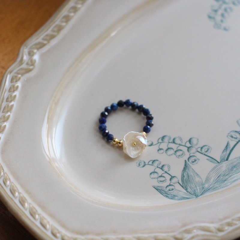 Ručno izrađena kolekcija nakita: Ogrlica od lapis lazuli s prirodnim kamenim biserima, akcenti od slatkovodnih bisera, O-lanac, duljina 41-50 cm, originalni dizajn
