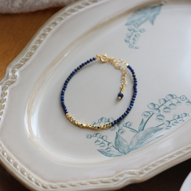 Ručno izrađena kolekcija nakita: Ogrlica od lapis lazuli s prirodnim kamenim biserima, akcenti od slatkovodnih bisera, O-lanac, duljina 41-50 cm, originalni dizajn