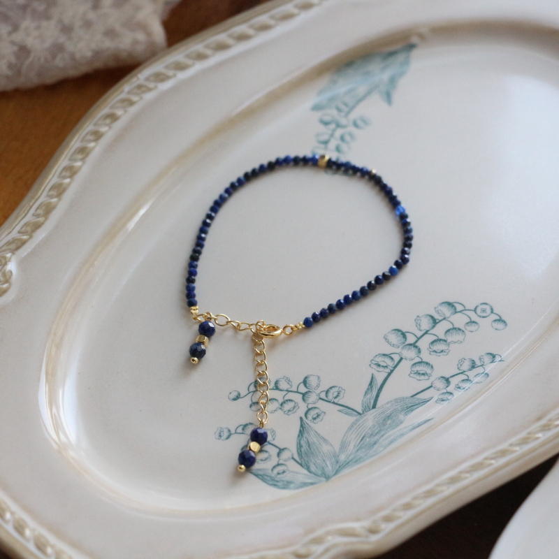 Ručno izrađena kolekcija nakita: Ogrlica od lapis lazuli s prirodnim kamenim biserima, akcenti od slatkovodnih bisera, O-lanac, duljina 41-50 cm, originalni dizajn