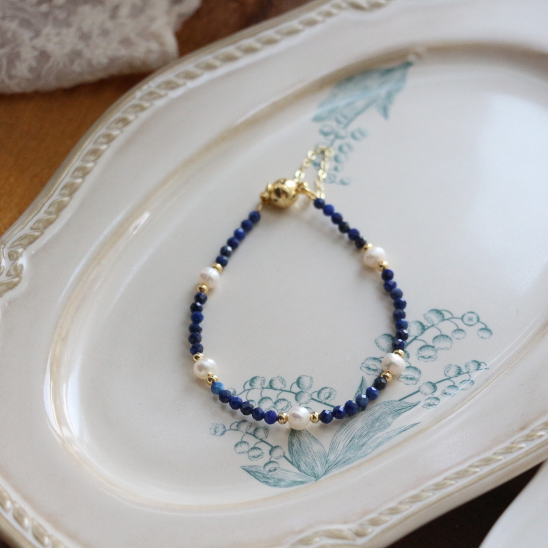 Ručno izrađena kolekcija nakita: Ogrlica od lapis lazuli s prirodnim kamenim biserima, akcenti od slatkovodnih bisera, O-lanac, duljina 41-50 cm, originalni dizajn