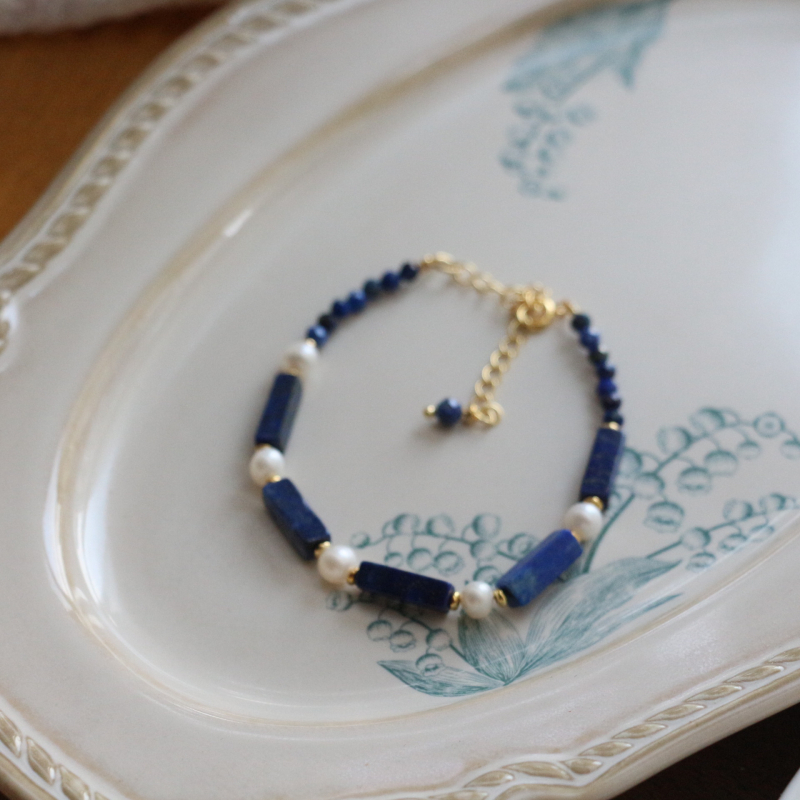 Ručno izrađena kolekcija nakita: Ogrlica od lapis lazuli s prirodnim kamenim biserima, akcenti od slatkovodnih bisera, O-lanac, duljina 41-50 cm, originalni dizajn