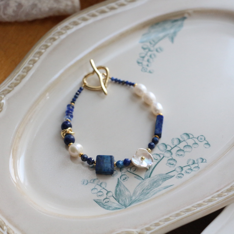 Ručno izrađena kolekcija nakita: Ogrlica od lapis lazuli s prirodnim kamenim biserima, akcenti od slatkovodnih bisera, O-lanac, duljina 41-50 cm, originalni dizajn