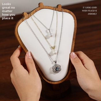 Riešutmedžio rašto kaklo papuošalų demonstravimo stovas – stalinis juvelyrikos ekspozicijos laikiklis, modernus minimalistinis stilius, 1 lygis